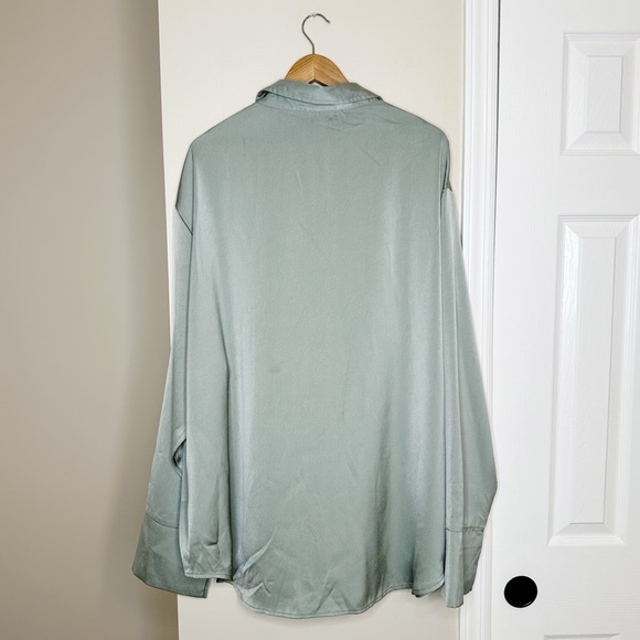 NWT Plus Size Oversized Satin Shirt - Picture 4 of 6